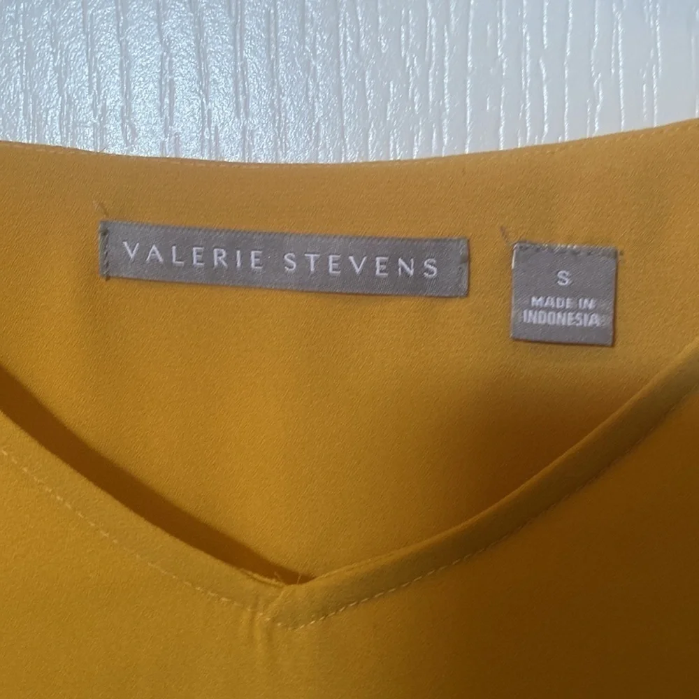 Valerie Stevens size S  3/4 bell sleeves Hi low hem Mustard top NWT